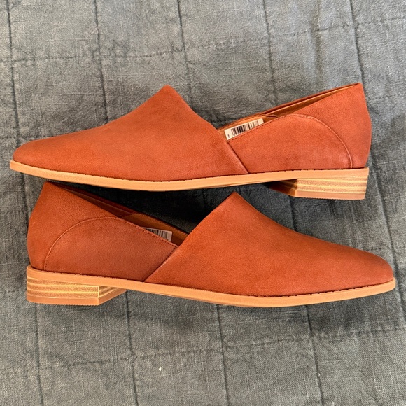 Clarks Women's Tan Loafers - Picture 5 of 8